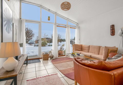 Menke - 300M from the Sea: Holz, Zuhause, Wohnung, Wohngebiet, Möbel, Tür, Zimmer, Couch, Wohnzimmer