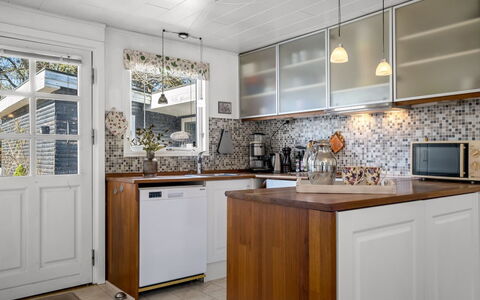 Jamie - from the Sea: Küche, Küchengerät, Countertop, Cabinetry, Major Appliance, Interior Design, Flooring, Holz, Haushaltsgerät, Möbel