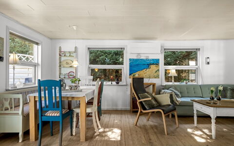 Jamie - from the Sea: Möbel, Interior Design, Flooring, Fussboden, Holz, Decke, Holzboden, Stuhl, Tabelle, Light Fixture