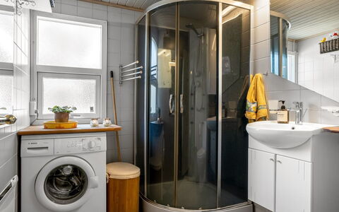 Jamie - from the Sea: Waschmaschine, Armatur, Interior Design, Sinken, Wäschetrockner, Flooring, Zapfhahn, Installation, Fussboden, Wäschekammer