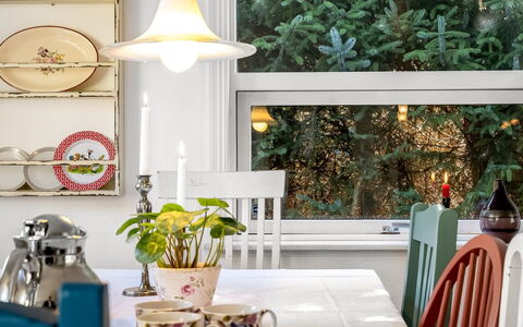 Jamie - from the Sea: Interior Design, Möbel, Light Fixture, Beleuchtung, Geschirr, Zimmer, Tabelle, Zuhause, Decke, Porzellan
