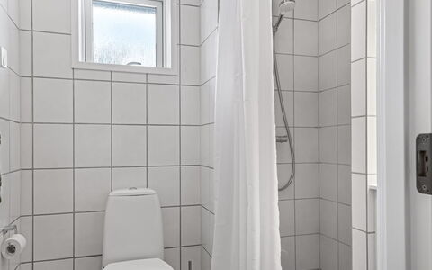 Fridhild - 450M from the Sea: Toilleten Sitz, Wand, Toilette, Flooring, Fussboden, Badezimmer, Armatur, Interior Design, Installation, Zimmer