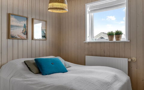 Fridhild - 450M from the Sea: Holz, Flooring, Interior Design, Fussboden, Schlafzimmer, Decke, Holzboden, Zimmer, Möbel, Bett