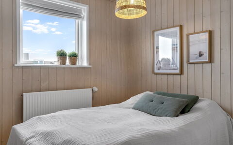 Fridhild - 450M from the Sea: Holz, Flooring, Interior Design, Fussboden, Decke, Schlafzimmer, Bett, Zimmer, Light Fixture, Bedding