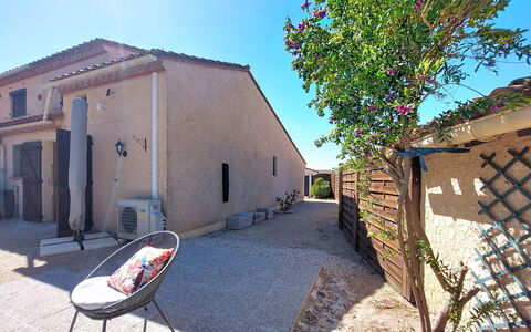 Le Mas des Oliviers: Wohnung, Resort, Stuhl, Schatten, Balkon, Küche & Esszimmer Tisch, Restaurant, Eco Hotel, Hotel