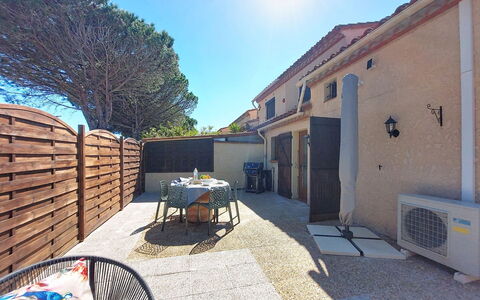 Le Mas des Oliviers: Wohnung, Resort, Stuhl, Schatten, Balkon, Küche & Esszimmer Tisch, Restaurant, Eco Hotel, Hotel