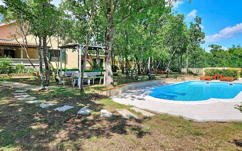 Country Pleasures Cottage: Schwimmbad, Schatten, Resort, Freizeit, Hinterhof, Garten, Eco Hotel, Garten, Landscaping, Stuhl