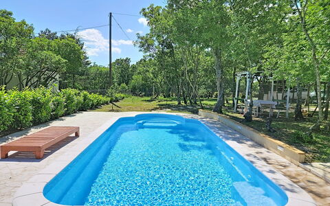 Country Pleasures Cottage: Blau, Schwimmbad, Verbundwerkstoff, Freizeit, Garten, Resort, Schatten, Landscaping, Hinterhof, Eco Hotel