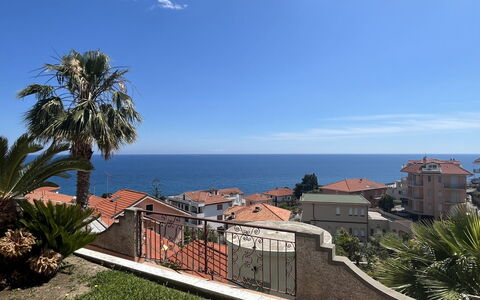 Titti e Giba: Himmel, Baum, Wohngebiet, Haus, Meer, Ozean, Balkon, Küste, Resort