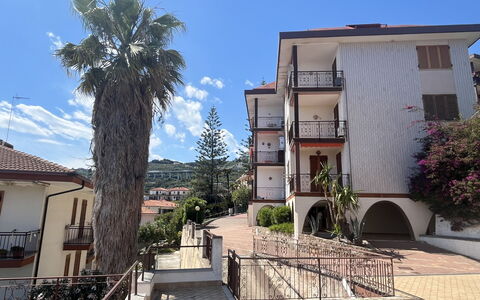 Titti e Giba: Wohngebiet, Balkon, Wohnung, Baluster, Hazienda, Veranda, Villa, Zaun