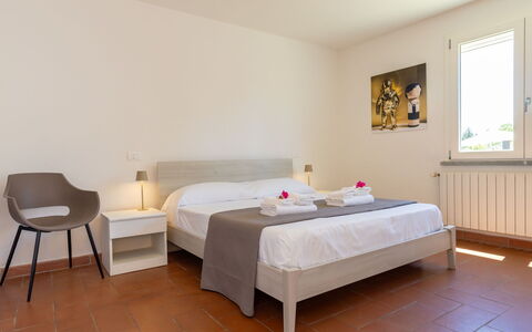 Rose Adriano Home: Fussboden, Interior Design, Flooring, Bett, Schlafzimmer, Bettrahmen, Decke, Bedding, Bettdecke, Holzbeize