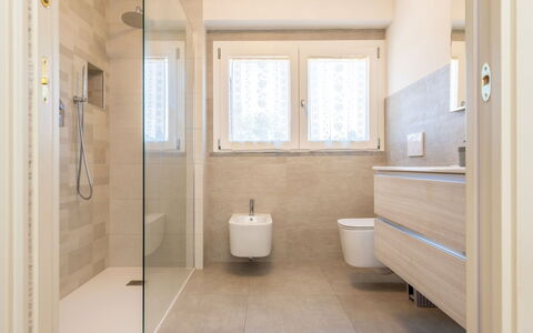 Rose Adriano Home: Badezimmer, Flooring, Fussboden, Armatur, Interior Design, Wand, Toilette, Installation, Sinken, Zapfhahn
