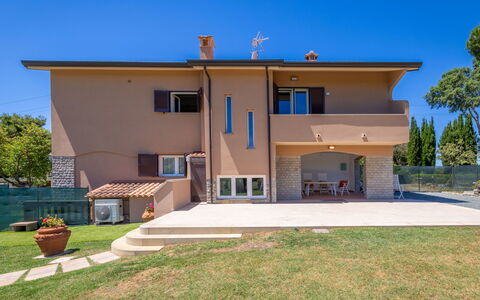 Rose Adriano Home: Wohngebiet, Zuhause, Estate, Beton, Schatten, Auffahrt, Landscaping, Villa, Balkon, Hazienda