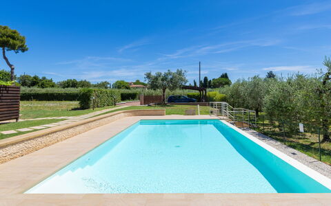 Rose Adriano Home: Blau, Schwimmbad, Verbundwerkstoff, Garten, Schatten, Landscaping, Resort, Hazienda, Water Feature, Fliese