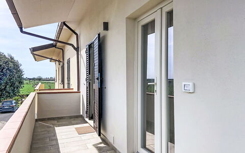 Bibbona 15: Wohnung, Resort, Stuhl, Schatten, Balkon, Küche & Esszimmer Tisch, Restaurant, Eco Hotel, Hotel