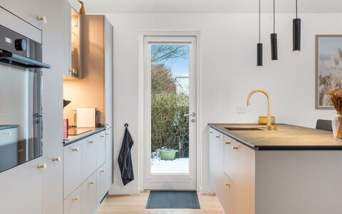 Algut - 80M from the Sea: Flooring, Holz, Countertop, Interior Design, Fussboden, Küche, Möbel, Zuhause, Cabinetry, Küchengerät