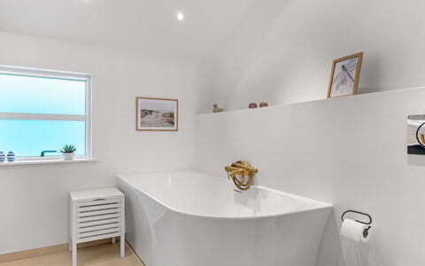 Algut - 80M from the Sea: Badewanne, Interior Design, Flooring, Armatur, Fussboden, Decke, Badezimmer, Zuhause, Beleuchtung, Installation