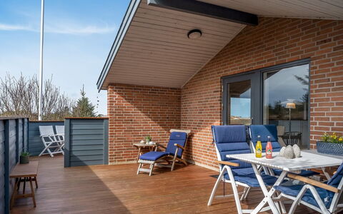 Severina - 900M from the Sea: Holz, Garten, Hinterhof, Grundstueck, Zuhause, Dach, Schatten, Deck, Hartholz, Garten