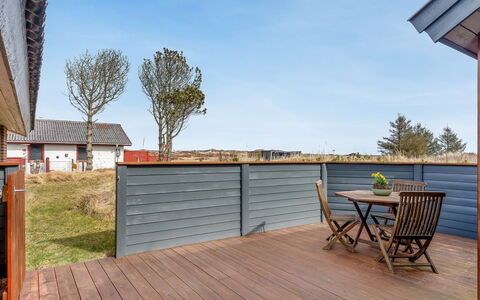 Severina - 900M from the Sea: Holz, Garten, Hinterhof, Grundstueck, Zuhause, Dach, Schatten, Deck, Hartholz, Garten
