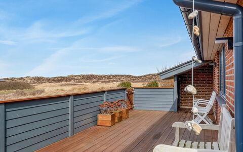 Severina - 900M from the Sea: Holz, Garten, Hinterhof, Grundstueck, Zuhause, Dach, Schatten, Deck, Hartholz, Garten