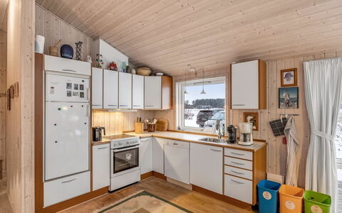 Gebko - 750M from the Sea: Holz, Küche, Major Appliance, Decke, Küchengerät, Countertop, Möbel, Interior Design, Zimmer, Flooring