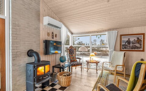 Gebko - 750M from the Sea: Möbel, Holz, Interior Design, Wohnzimmer, Couch, Zimmer, Decke, Zuhause, Stuhl