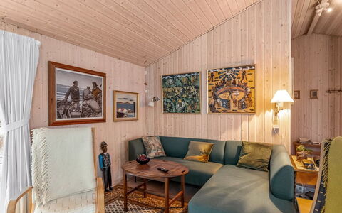 Gebko - 750M from the Sea: Möbel, Holz, Interior Design, Flooring, Fussboden, Stuhl, Zimmer, Decke, Wohnzimmer, Wohnung