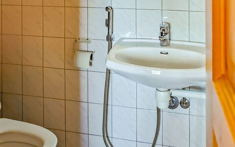 Sinikello: Badezimmer, Bad Sink, Armatur, Sinken, Zapfhahn, Installation, Interior Design, Flooring, Fussboden, Toilette