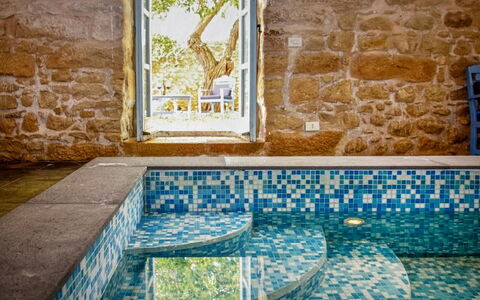 Villa Fontanazza: Flooring, Fussboden, Verbundwerkstoff, Schwimmbad, Fliese, Armatur, Holzbeize, Design, Badezimmer, Resort
