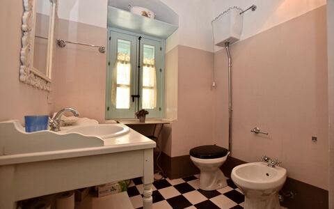 Villa Fontanazza: Armatur, Bad Sink, Flooring, Fussboden, Interior Design, Sinken, Badezimmer, Toilleten Sitz, Decke, Installation