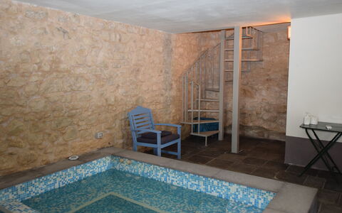 Villa Fontanazza: Möbel, Flooring, Fussboden, Interior Design, Zimmer, Schlafzimmer, Komfort, Bett, Holzbeize, Fliese