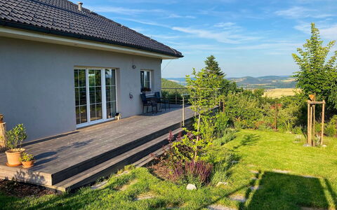 Hillside View: Haus, Strauch, Zuhause, Grundstueck, Garten, Hütte, Ground, Steigung, Garten