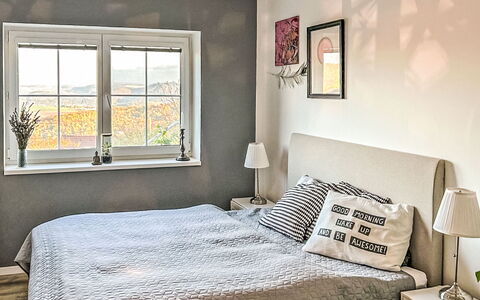 Hillside View: Bett, Bedding, Schlafzimmer, Möbel, Interior Design, Bettdecke, Linens, Fussboden, Flooring, Zimmer