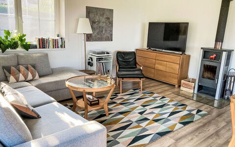 Hillside View: Möbel, Interior Design, Flooring, Fussboden, Wohnzimmer, Holz, Couch, Holzboden, Zimmer, Zuhause