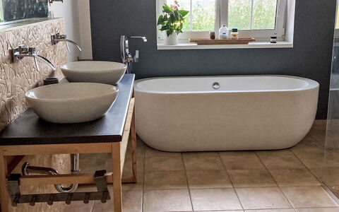 Hillside View: Badezimmer, Flooring, Armatur, Fussboden, Interior Design, Installation, Zapfhahn, Fliese, Verbundwerkstoff, Badewanne