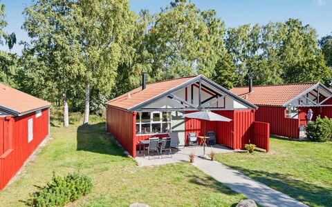 Eivi - 200M from the Sea: Haus, Zuhause, Hütte, Estate, Rasen, Garten, Bauernhaus, Schatten, Schuppen, Gartenbauten