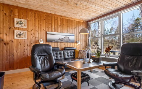 Eivi - 200M from the Sea: Möbel, Holz, Interior Design, Flooring, Fussboden, Stuhl, Zimmer, Decke, Wohnzimmer, Wohnung