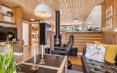 Eivi - 200M from the Sea: Möbel, Holz, Interior Design, Flooring, Fussboden, Stuhl, Zimmer, Decke, Wohnzimmer, Wohnung