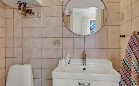 Fausta - 2Km from the Sea: Badezimmer, Interior Design, Bad Sink, Wand, Flooring, Armatur, Fussboden, Sinken, Zapfhahn, Spiegel