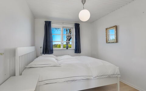 Fausta - 2Km from the Sea: Bett, Schlafzimmer, Interior Design, Decke, Holz, Möbel, Bettdecke, Bedding, Fussboden, Bettrahmen