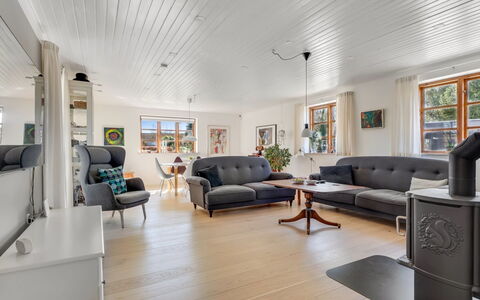 Fausta - 2Km from the Sea: Möbel, Couch, Interior Design, Holz, Wohnzimmer, Flooring, Decke, Fussboden, Zuhause, Holzboden