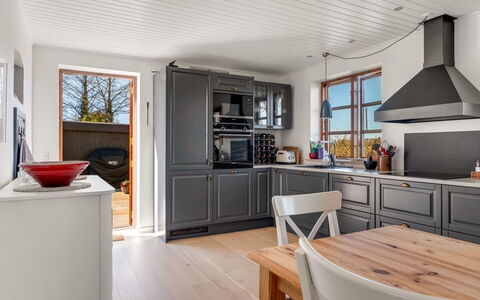 Fausta - 2Km from the Sea: Küche, Flooring, Interior Design, Küchengerät, Holz, Cabinetry, Möbel, Decke, Countertop, Fussboden