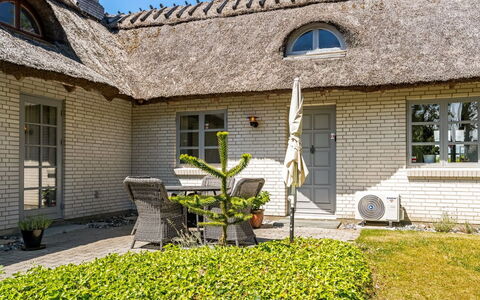 Fausta - 2Km from the Sea: Möbel, Holz, Interior Design, Flooring, Fussboden, Stuhl, Zimmer, Decke, Wohnzimmer, Wohnung