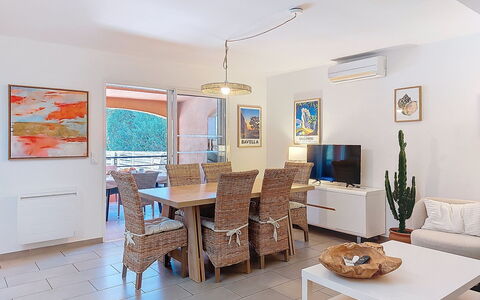 Villa Marea: Möbel, Holz, Stuhl, Fussboden, Meer, Balkon, Zaun, Deck, Hartholz, Holzbeize
