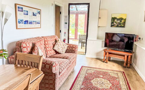 Barley Cottage: Möbel, Holz, Stuhl, Fussboden, Meer, Balkon, Zaun, Deck, Hartholz, Holzbeize