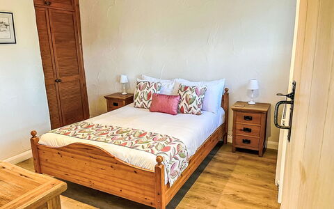 Barley Cottage: Möbel, Holz, Stuhl, Fussboden, Meer, Balkon, Zaun, Deck, Hartholz, Holzbeize