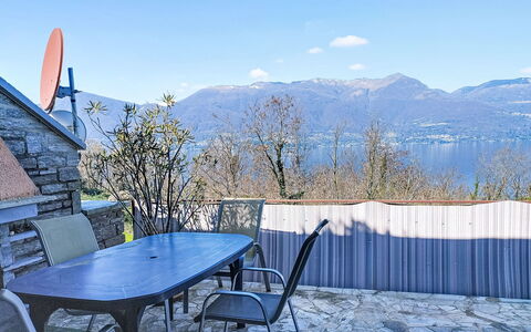 Uliana: Möbel, Holz, Stuhl, Fussboden, Meer, Balkon, Zaun, Deck, Hartholz, Holzbeize