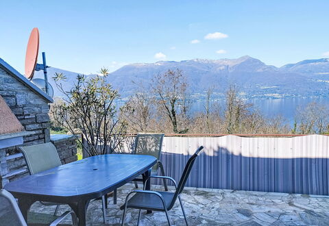 Uliana: Möbel, Holz, Stuhl, Fussboden, Meer, Balkon, Zaun, Deck, Hartholz, Holzbeize