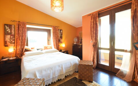 Villa Ina: Möbel, Interior Design, Bett, Schlafzimmer, Wand, Zimmer, Fussboden, Holz, Decke, Bettdecke