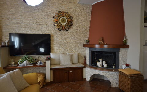 Villa Ina: Möbel, Interior Design, Wand, Holz, Flooring, Zimmer, Beleuchtung, Wohnzimmer, Fussboden, Zuhause